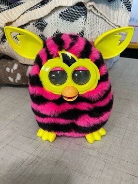 Neon Yellow & Hot Pink Striped Furby works, but can’t download video.